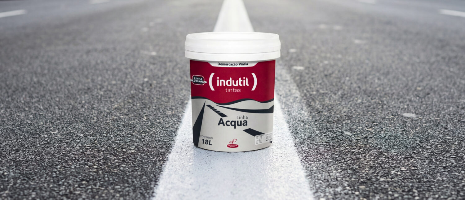 Aplicação de tinta de demarcação viária base d'água AcquaPave Indutil em rodovia