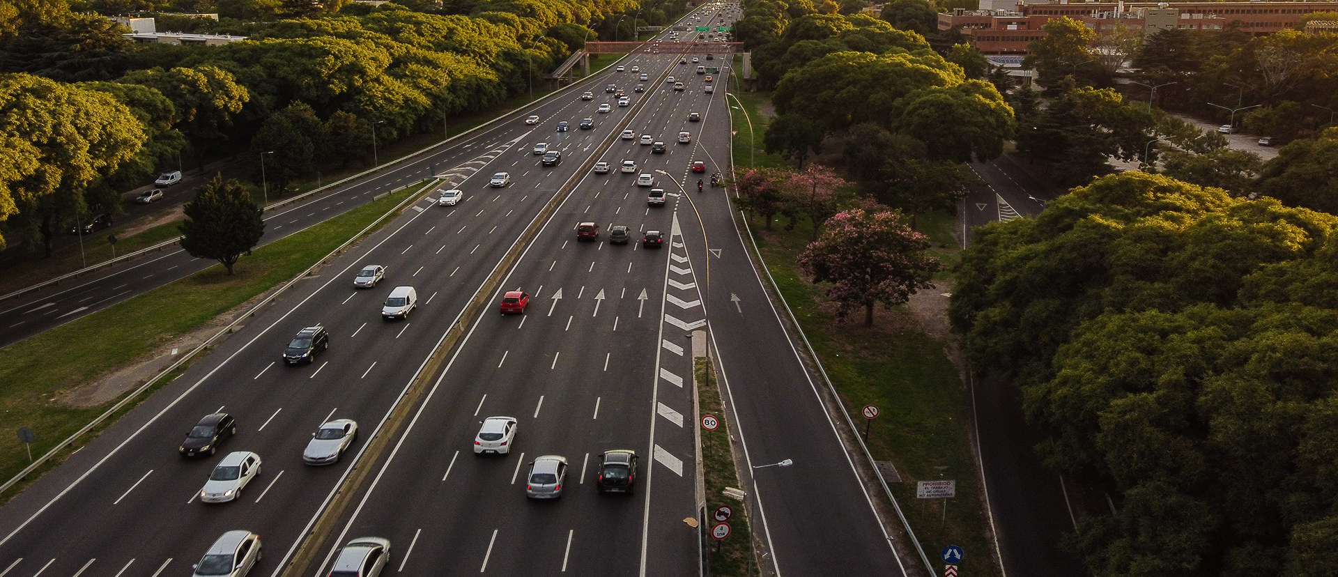 Sinalização viária de alto desempenho: como escolher o material correto para cada tipo de rodovia