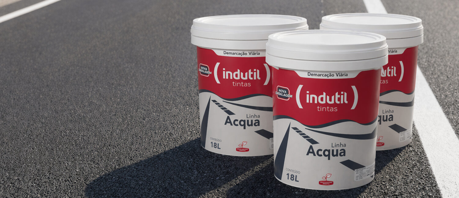 Entenda como a linha Acquaplast utiliza tecnologia aplicada para garantir durabilidade e conformidade com a NBR 13.699 na sinalização viária.