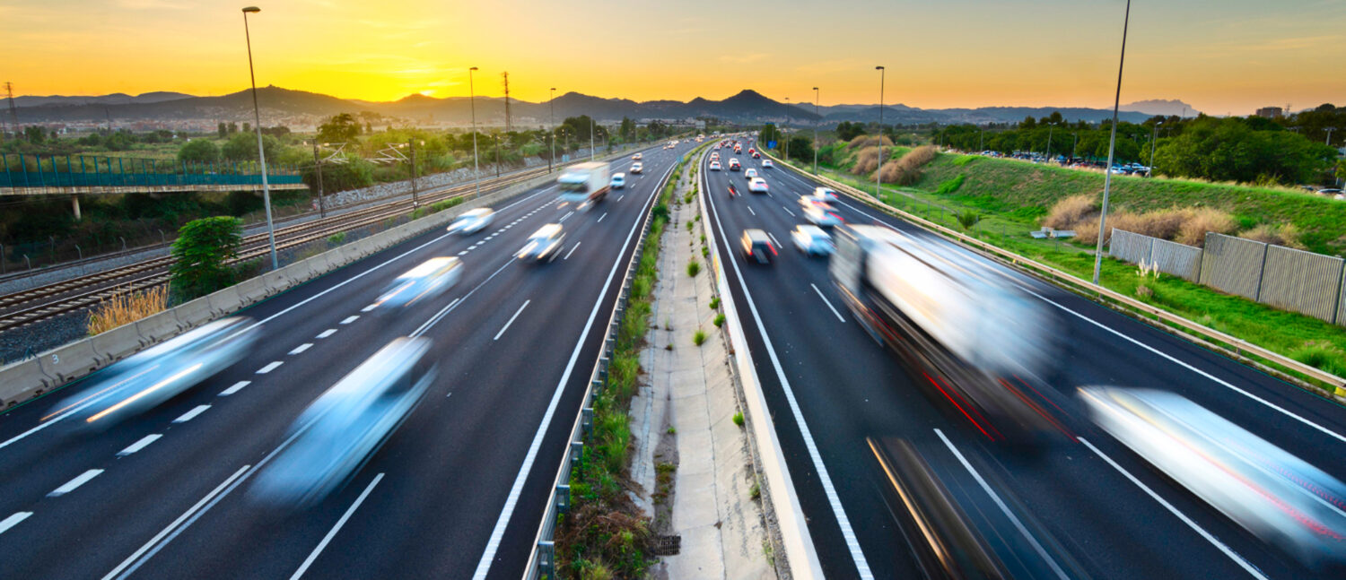 Como escolher a tinta ideal para sinalização viária em rodovias de alto tráfego