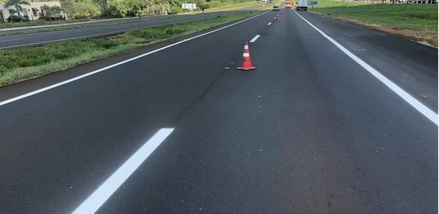 Tinta epóxi acrílica para rodovias