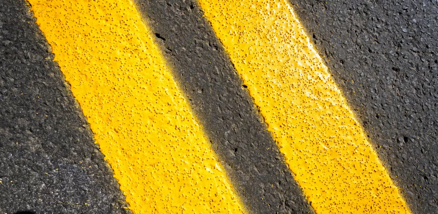 Microesferas de vidro de alta aderência ao pavimento - Sinalização resistente e segura